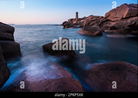 Baia con casa e faro, Côte de Granit Rose, Ploumanach, Ploumanac?h, Bretagna, Francia, Europa Foto Stock