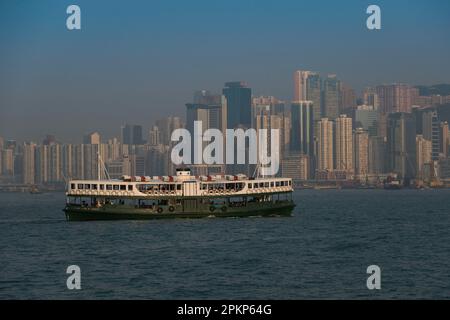 Traghetto da Kowloon, Star Ferry, di fronte allo skyline dell'Isola di Hong Kong, Hong Kong, Cina, Asia Foto Stock