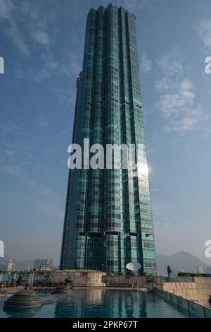 Piscina su una terrazza sul tetto con il grattacielo dell'Harbour Grand Kowloon Hotel, Hong Kong, Cina, Asia Foto Stock