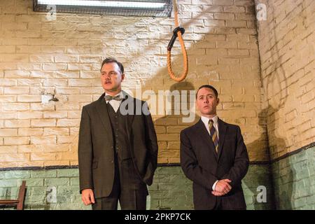 l-r: David Morrissey (Harry), Reece Shearsmith (Syd) in HANGMEN di Martin McDonagh al Teatro Jerwood al piano inferiore, Royal Court Theatre, Londra SW1 18/09/2015 design: Anna Fleischle illuminazione: Joshua Carr regista: Matthew Dunster Foto Stock