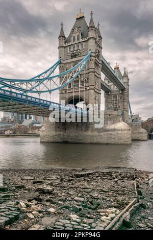 L'iconico Tower Bridge, riconosciuto in tutto il mondo, è un edificio classificato di primo livello e attraversa il Tamigi vicino alla Torre di Londra e alla città Foto Stock