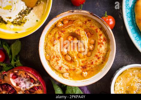 Piastra di hummus close-up. Hummus, tahini, pitta e latticello dip con olio di oliva. Più famosi piatti della cucina medio orientale Foto Stock