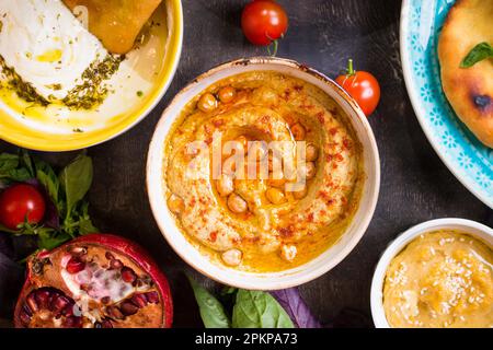 Piastra di hummus close-up. Hummus, tahini, pitta e latticello dip con olio di oliva. Più famosi piatti della cucina medio orientale Foto Stock