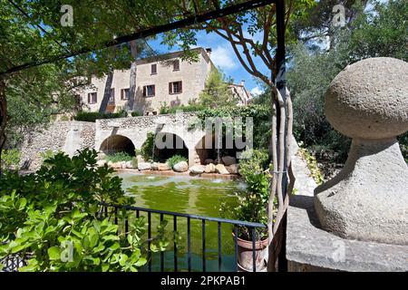 Finca Els Calderers, piscina d'epoca, cascata d'acqua, fontana, casa padronale, Casa di campagna, tenuta, 700 anni, tardo Medioevo, Majorc Foto Stock