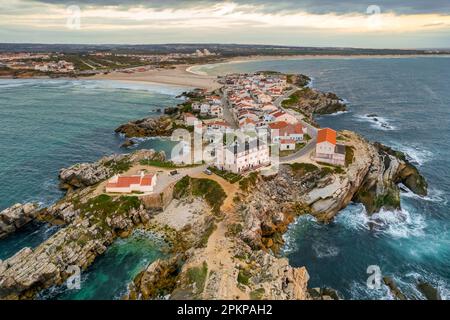 Veduta aerea della penisola Baleal vicino Peniche sulla costa occidentale del Portogallo Foto Stock
