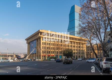 Tbilisi, Georgia - 22 Gennaio 2023: Vista sulla torre di vetro del Biltmore Hotel, Tbilisi. Viaggi Foto Stock