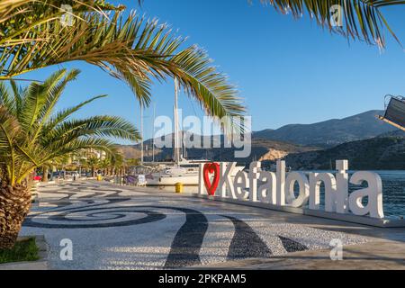 Lungomare della città di Argostoli sull'isola di Cefalonia, Mar Ionio, Grecia Foto Stock