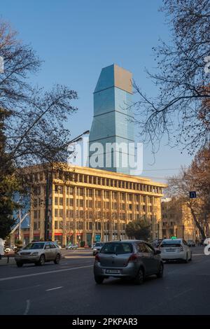 Tbilisi, Georgia - 22 Gennaio 2023: Vista sulla torre di vetro del Biltmore Hotel, Tbilisi. Viaggi Foto Stock