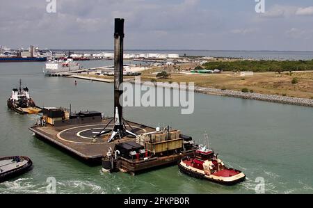 Falcon 9 SpaceX Booster essere trainato a Capo Canaveral dopo atterraggio in mare il 29 marzo 2023. Foto Stock