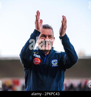 I giocatori di Daryl Powell e Warrington Wolves celebrano la vittoria contro i draghi catalani nella Betfred Super League Foto Stock