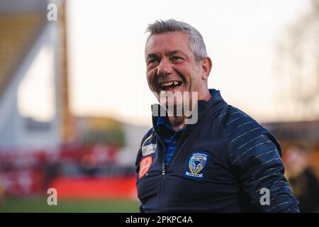 I giocatori di Daryl Powell e Warrington Wolves celebrano la vittoria contro i draghi catalani nella Betfred Super League Foto Stock