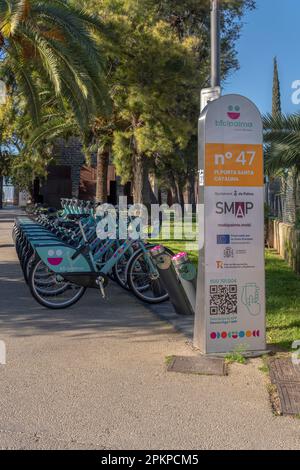 Palma de Mallorca, Spagna; aprile 03 2023: Biciclette della compagnia pubblica di noleggio Bicipalma, parcheggiate sulla strada nel centro storico di Palma de Mall Foto Stock