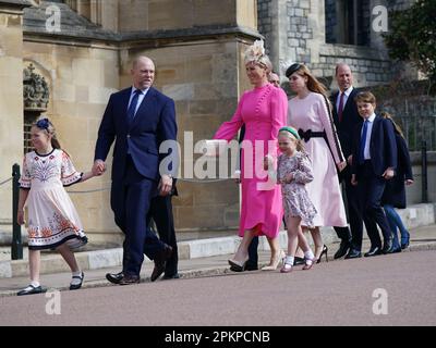 Mike Tindall e mia Tindall insieme a Zara Tindall e Lena Tindall (di fronte) che assistono al servizio dei mattini di Pasqua alla St George's Chapel al Castello di Windsor nel Berkshire. Data immagine: Domenica 9 aprile 2023. Foto Stock