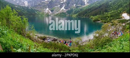 Parco Nazionale di Tatra, Polonia - Giugno, 2022: Molta gente intorno al famoso Lago Morskie Oko (Lago occhio di mare) nel Monte Tatra. Bella scenica VI Foto Stock