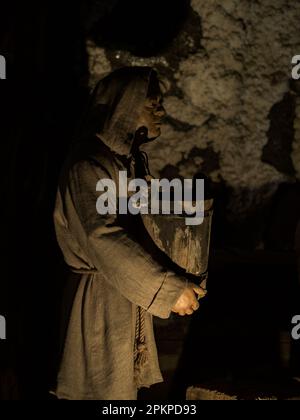 Wieliczka, Polonia - Giugno 2022: Interno di una miniera di sale. Personaggi che mostrano varie situazioni nella vita di una miniera di sale. Europa Foto Stock