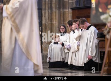 Praga, Repubblica Ceca. 09th Apr, 2023. Acolytes durante la Messa pasquale nella cattedrale di San Vito a Praga, Repubblica Ceca, 8 aprile 2023. Credit: Michaela Rihova/CTK Photo/Alamy Live News Foto Stock