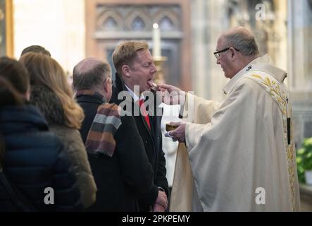 Praga, Repubblica Ceca. 09th Apr, 2023. Mons. Jan Graubner, Arcivescovo di Praga, ha celebrato la Santa Messa pasquale nella cattedrale di San Vito, a Praga, Repubblica Ceca, il 8 aprile 2023. Credit: Michaela Rihova/CTK Photo/Alamy Live News Foto Stock