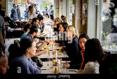 AMSTERDAM - gli ospiti possono pranzare al ristorante Oeuf. Durante il fine settimana di Pasqua è molto affollato al ristorante Egg di De Pijp. Quest'anno le uova sono più costose del solito e ciò non si verifica solo nei Paesi Bassi. Secondo Statistics Netherlands (CBS), gli olandesi hanno speso più del 26 per cento in più sulle uova in febbraio rispetto a un anno prima. Nell'Unione europea, l'aumento medio dei prezzi è stato superiore al 31 per cento e gli americani hanno dovuto pagare più del 55 per cento in più per le uova. ANP ROBIN UTRECHT olanda fuori - belgio fuori Foto Stock