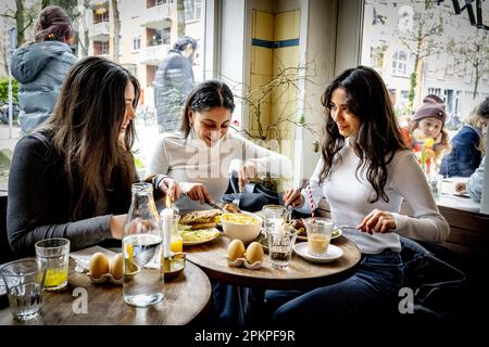 AMSTERDAM - gli ospiti possono pranzare al ristorante Oeuf. Durante il fine settimana di Pasqua è molto affollato al ristorante Egg di De Pijp. Quest'anno le uova sono più costose del solito e ciò non si verifica solo nei Paesi Bassi. Secondo Statistics Netherlands (CBS), gli olandesi hanno speso più del 26 per cento in più sulle uova in febbraio rispetto a un anno prima. Nell'Unione europea, l'aumento medio dei prezzi è stato superiore al 31 per cento e gli americani hanno dovuto pagare più del 55 per cento in più per le uova. ANP ROBIN UTRECHT olanda fuori - belgio fuori Foto Stock