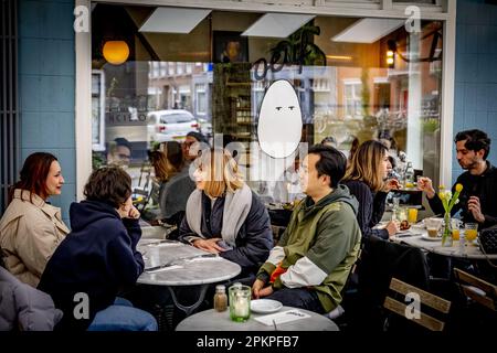 AMSTERDAM - gli ospiti possono pranzare al ristorante Oeuf. Durante il fine settimana di Pasqua è molto affollato al ristorante Egg di De Pijp. Quest'anno le uova sono più costose del solito e ciò non si verifica solo nei Paesi Bassi. Secondo Statistics Netherlands (CBS), gli olandesi hanno speso più del 26 per cento in più sulle uova in febbraio rispetto a un anno prima. Nell'Unione europea, l'aumento medio dei prezzi è stato superiore al 31 per cento e gli americani hanno dovuto pagare più del 55 per cento in più per le uova. ANP ROBIN UTRECHT olanda fuori - belgio fuori Foto Stock
