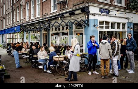 AMSTERDAM - gli ospiti fanno la fila al ristorante Oeuf. Durante il fine settimana di Pasqua è molto affollato al ristorante Egg di De Pijp. Quest'anno le uova sono più costose del solito e ciò non si verifica solo nei Paesi Bassi. Secondo Statistics Netherlands (CBS), gli olandesi hanno speso più del 26 per cento in più sulle uova in febbraio rispetto a un anno prima. Nell'Unione europea, l'aumento medio dei prezzi è stato superiore al 31 per cento e gli americani hanno dovuto pagare più del 55 per cento in più per le uova. ANP ROBIN UTRECHT olanda fuori - belgio fuori Foto Stock