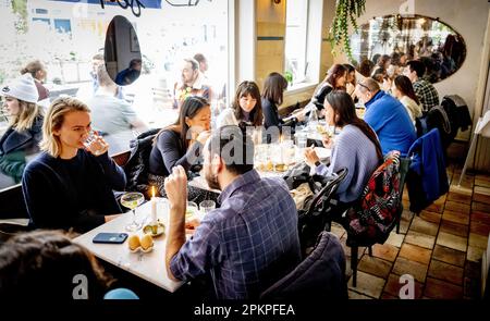 AMSTERDAM - gli ospiti possono pranzare al ristorante Oeuf. Durante il fine settimana di Pasqua è molto affollato al ristorante Egg di De Pijp. Quest'anno le uova sono più costose del solito e ciò non si verifica solo nei Paesi Bassi. Secondo Statistics Netherlands (CBS), gli olandesi hanno speso più del 26 per cento in più sulle uova in febbraio rispetto a un anno prima. Nell'Unione europea, l'aumento medio dei prezzi è stato superiore al 31 per cento e gli americani hanno dovuto pagare più del 55 per cento in più per le uova. ANP ROBIN UTRECHT olanda fuori - belgio fuori Foto Stock