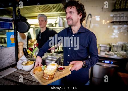 AMSTERDAM - gli ospiti possono pranzare al ristorante Oeuf. Durante il fine settimana di Pasqua è molto affollato al ristorante Egg di De Pijp. Quest'anno le uova sono più costose del solito e ciò non si verifica solo nei Paesi Bassi. Secondo Statistics Netherlands (CBS), gli olandesi hanno speso più del 26 per cento in più sulle uova in febbraio rispetto a un anno prima. Nell'Unione europea, l'aumento medio dei prezzi è stato superiore al 31 per cento e gli americani hanno dovuto pagare più del 55 per cento in più per le uova. ANP ROBIN UTRECHT olanda fuori - belgio fuori Foto Stock