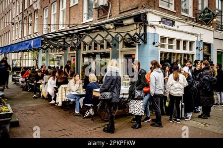 AMSTERDAM - gli ospiti fanno la fila al ristorante Oeuf. Durante il fine settimana di Pasqua è molto affollato al ristorante Egg di De Pijp. Quest'anno le uova sono più costose del solito e ciò non si verifica solo nei Paesi Bassi. Secondo Statistics Netherlands (CBS), gli olandesi hanno speso più del 26 per cento in più sulle uova in febbraio rispetto a un anno prima. Nell'Unione europea, l'aumento medio dei prezzi è stato superiore al 31 per cento e gli americani hanno dovuto pagare più del 55 per cento in più per le uova. ANP ROBIN UTRECHT olanda fuori - belgio fuori Foto Stock