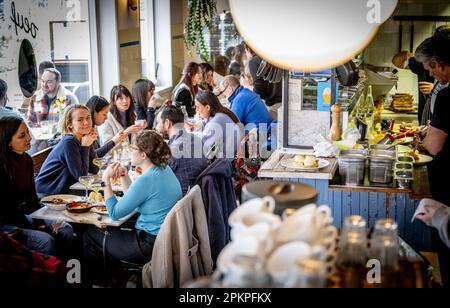 AMSTERDAM - gli ospiti possono pranzare al ristorante Oeuf. Durante il fine settimana di Pasqua è molto affollato al ristorante Egg di De Pijp. Quest'anno le uova sono più costose del solito e ciò non si verifica solo nei Paesi Bassi. Secondo Statistics Netherlands (CBS), gli olandesi hanno speso più del 26 per cento in più sulle uova in febbraio rispetto a un anno prima. Nell'Unione europea, l'aumento medio dei prezzi è stato superiore al 31 per cento e gli americani hanno dovuto pagare più del 55 per cento in più per le uova. ANP ROBIN UTRECHT olanda fuori - belgio fuori Foto Stock
