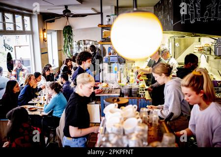 AMSTERDAM - gli ospiti possono pranzare al ristorante Oeuf. Durante il fine settimana di Pasqua è molto affollato al ristorante Egg di De Pijp. Quest'anno le uova sono più costose del solito e ciò non si verifica solo nei Paesi Bassi. Secondo Statistics Netherlands (CBS), gli olandesi hanno speso più del 26 per cento in più sulle uova in febbraio rispetto a un anno prima. Nell'Unione europea, l'aumento medio dei prezzi è stato superiore al 31 per cento e gli americani hanno dovuto pagare più del 55 per cento in più per le uova. ANP ROBIN UTRECHT olanda fuori - belgio fuori Foto Stock