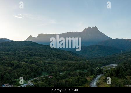 Vista del Monte Kinabalu da Kota Belud Sabah Malaysia Foto Stock