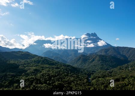 Vista del Monte Kinabalu da Kota Belud Sabah Malaysia Foto Stock