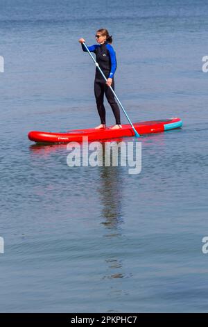 Sandbanks, Poole, Dorset UK. 9th aprile 2023. Tempo in Gran Bretagna: Caldo e soleggiato a Sandbanks a Poole, mentre gli appassionati di sport acquatici e gli appassionati si dirigono verso il mare per godersi le loro attività in acqua sotto il sole. Oggi, domenica di Pasqua, si prevede che sarà il giorno più caldo dell'anno fino ad oggi con le previsioni di pioggia di domani. Alzati il freno di rallentamento a pale. Credit: Carolyn Jenkins/Alamy Live News Foto Stock