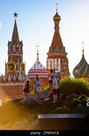 La gente visita il Parco Zaryadye, Mosca, Russia. Questo posto è attrazione turistica della città. Il Cremlino di Mosca e la Cattedrale di San Basilio i Foto Stock
