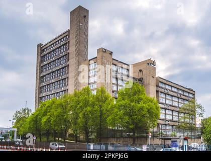 Vista angolare della Torre Balfron e della Casa Carradale, due brutalistici blocchi di torre progettati dall'architetto Erno Goldfinger situato a Poplar East London. Foto Stock