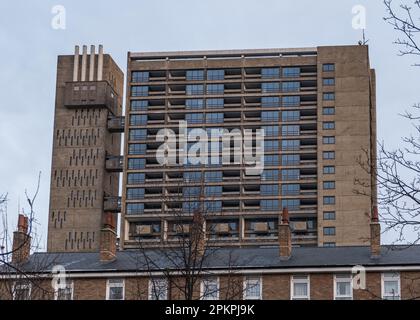 Balfron Tower Regeneration, brutalista blocco torre degli anni '60 da parte dell'architetto Erno Goldfinger è stato riprogettato in appartamenti di lusso a Tower Hamlets. Foto Stock