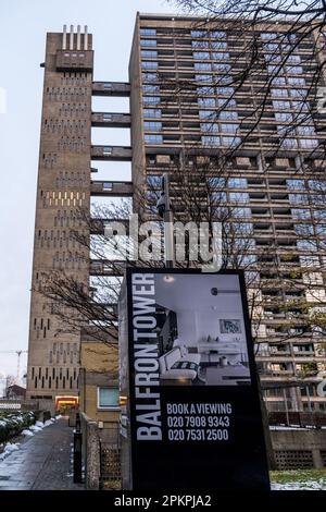 Balfron Tower edificio residenziale a 26 piani in Poplar, Tower Hamlets, East London. Costruito in stile brutalista, progettato dall'architetto Erno Goldfinger. Foto Stock