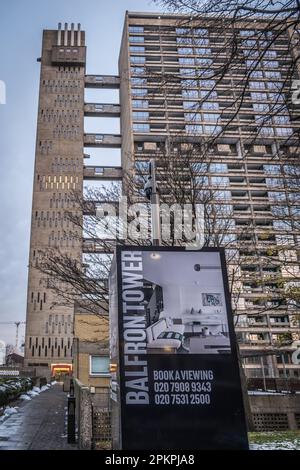 Balfron Tower edificio residenziale a 26 piani in Poplar, Tower Hamlets, East London. Costruito in stile brutalista, progettato dall'architetto Erno Goldfinger. Foto Stock