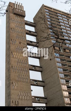 Balfron Tower edificio residenziale a 26 piani in Poplar, Tower Hamlets, East London. Costruito in stile brutalista, progettato dall'architetto Erno Goldfinger. Foto Stock