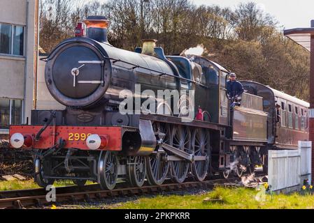 La locomotiva a vapore Lady of Legend GWR vapora sulla East lancashire Railway. GWR 2900 'Saint' Class No. 2999 .Un disegno di George Jackson Churchward. Foto Stock