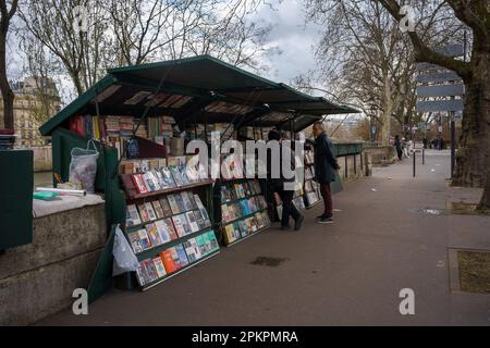 Uno dei Bouquinistes, che vende libri antichi lungo il fiume Senna a Parigi, Francia. Marzo 24, 2023. Foto Stock