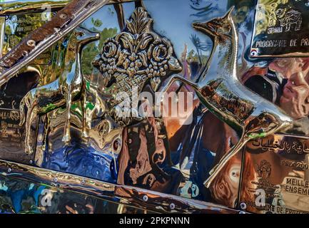 Il design in ottone su una carrozza a cavallo vicino alla piazza Jemaa el-Fna. Foto Stock