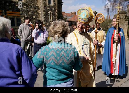 L Arcivescovo di Canterbury Justin Welby saluta i membri della congregazione dopo l Eucaristia di Pasqua nella Cattedrale di Canterbury nel Kent. Data immagine: Domenica 9 aprile 2023. Foto Stock