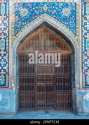 Tradizionali motivi ornamentali di porte in legno scolpite in Uzbekistan Foto Stock