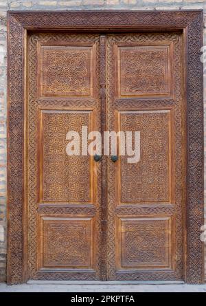 Tradizionali motivi ornamentali di porte in legno scolpite in Uzbekistan Foto Stock