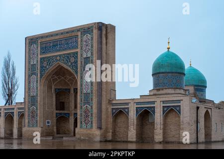 Bella Uzbekistan Tashkent classico mosaico foto, vista di Barak Khan Madrasah, Hast Imam Square (Hazrati Imam) è un centro religioso di Tashkent. Foto Stock