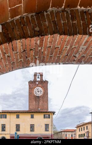 Uno scorcio del centro storico di Cascina, Pisa, Italia, incorniciato in un passaggio coperto Foto Stock