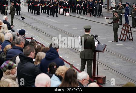 Il CAPT Austin Doyle legge la proclamazione dell'Indipendenza durante una cerimonia presso il GPO di o'Connell Street a Dublino per celebrare l'anniversario dell'ascesa pasquale del 1916. Data immagine: Domenica 9 aprile 2023. Foto Stock