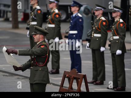 Il CAPT Austin Doyle legge la proclamazione dell'Indipendenza durante una cerimonia presso il GPO di o'Connell Street a Dublino per celebrare l'anniversario dell'ascesa pasquale del 1916. Data immagine: Domenica 9 aprile 2023. Foto Stock