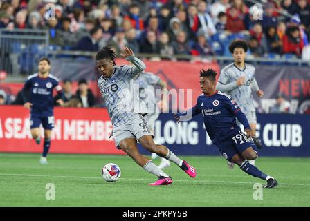 8 aprile 2023; Foxborough, ma, USA; CF MontrŽal Forward Chinonso Offor (9) e New England Revolution Forward Latif Benedizione (19) in azione durante un incontro MLS tra CF Montreal e New England Revolution. Anthony Nesmith/CSM Foto Stock